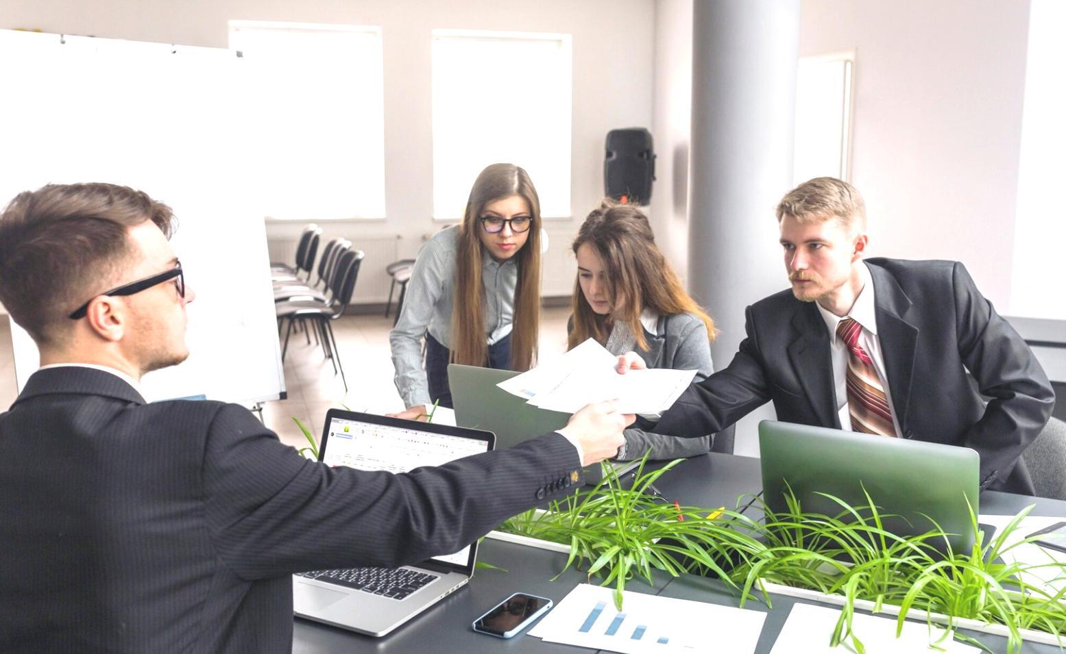 Salle de formation moderne avec équipements de présentation pour les sessions budgétaires